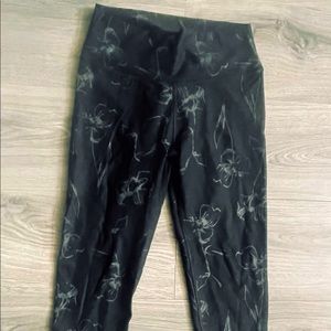Fabletics Powderhold crop leggings size M